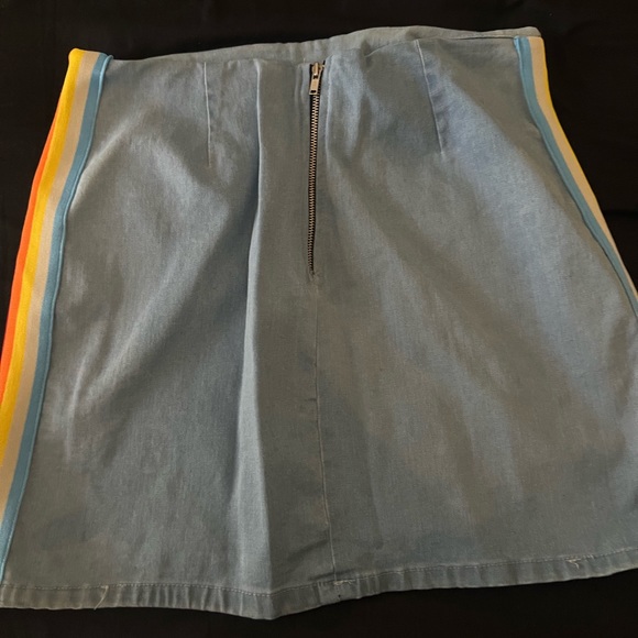 Fashion nova skirt with rainbow on the side - Picture 2 of 3